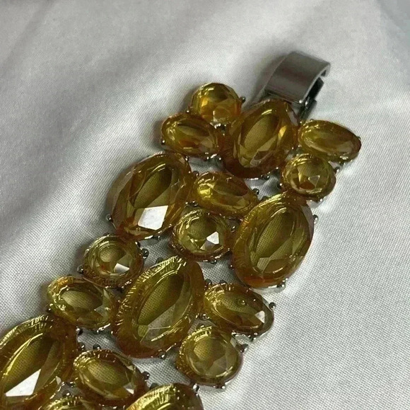 Amber coloured  costume bracelet.. - Picture 1 of 7